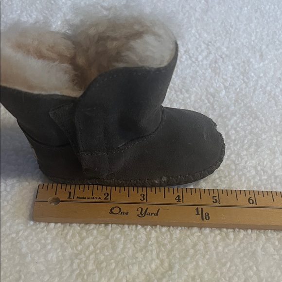 UGG brown  Shearling Infant Velcro Boots size 4.5T - Picture 10 of 10